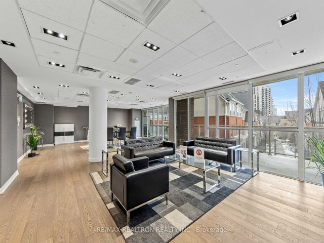 1301 - 5101 Dundas St W