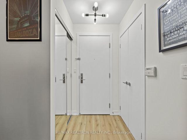 1301 - 5101 Dundas St W