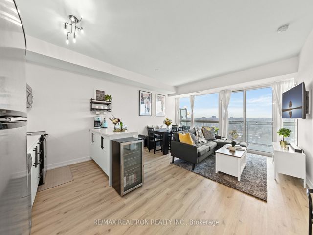 1301 - 5101 Dundas St W