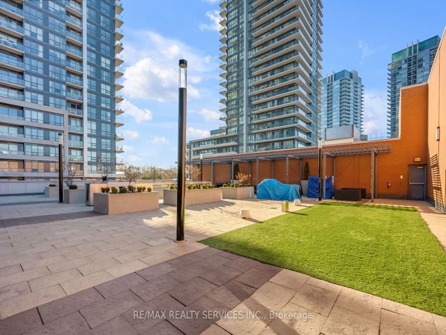 LPH08 - 2220 Lakeshore Blvd