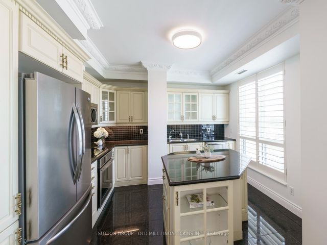 LPH08 - 2111 Lake Shore Blvd W