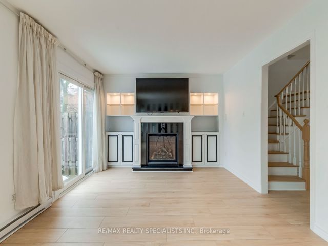 16 - 17 Centennial Park Rd