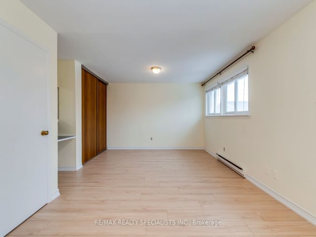 16 - 17 Centennial Park Rd