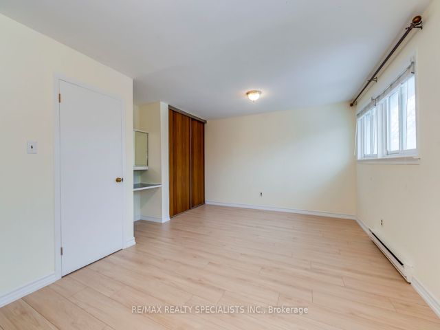 16 - 17 Centennial Park Rd