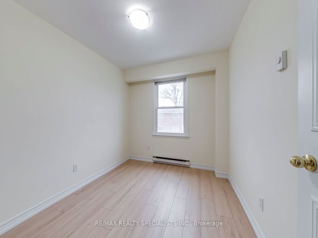 16 - 17 Centennial Park Rd