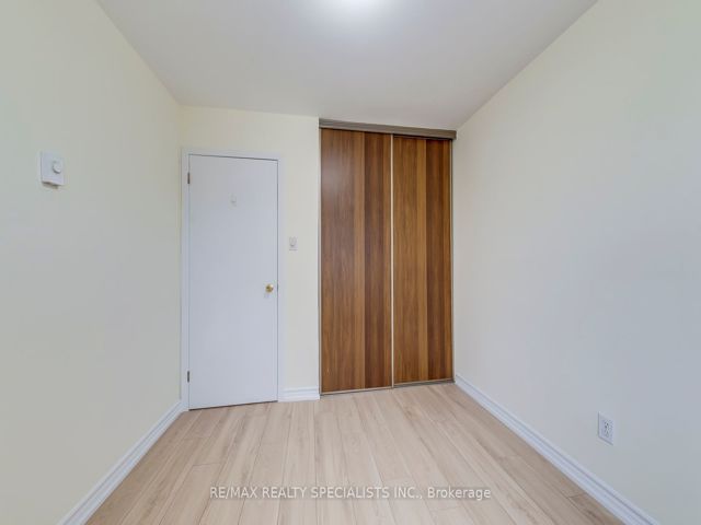16 - 17 Centennial Park Rd