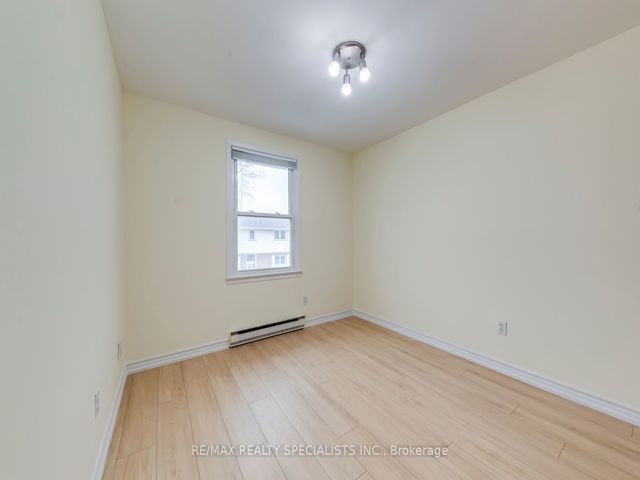 16 - 17 Centennial Park Rd