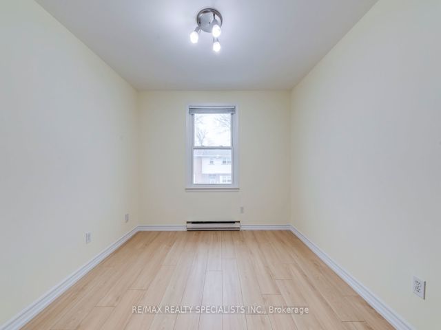 16 - 17 Centennial Park Rd