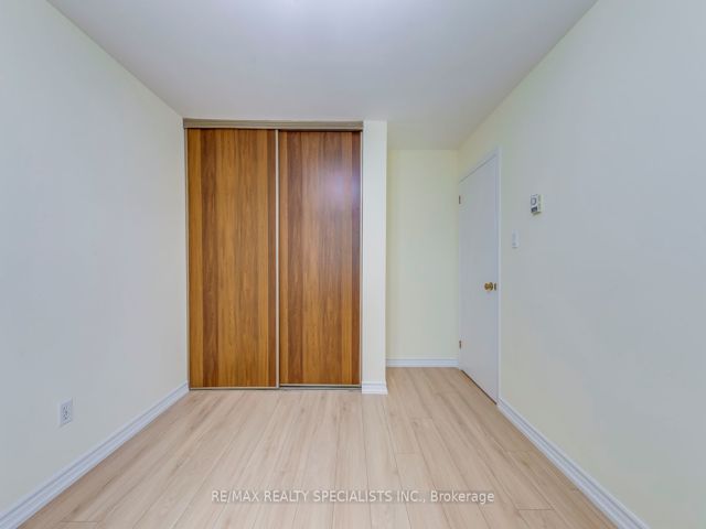 16 - 17 Centennial Park Rd