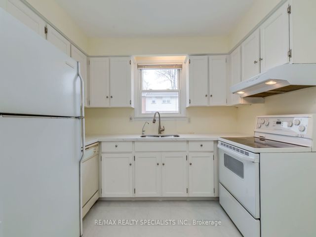 16 - 17 Centennial Park Rd