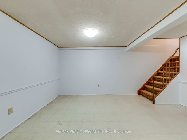 16 - 17 Centennial Park Rd