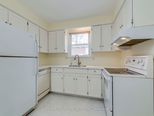 16 - 17 Centennial Park Rd