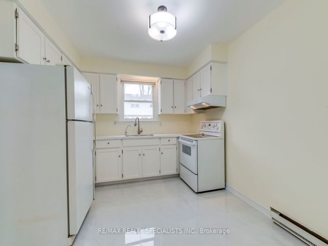 16 - 17 Centennial Park Rd