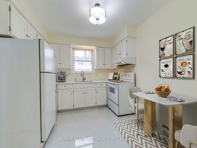 16 - 17 Centennial Park Rd