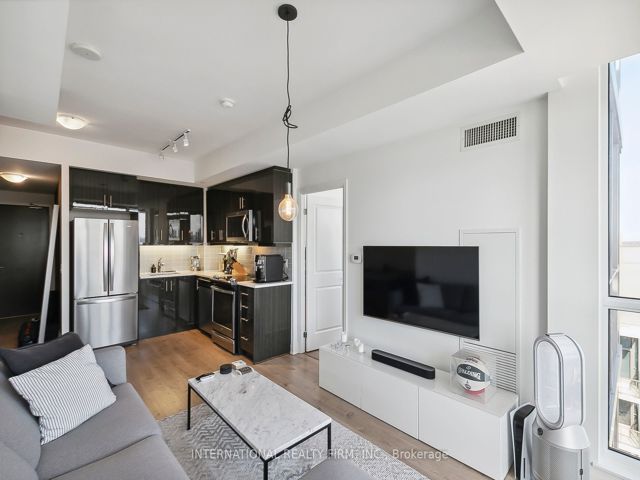 1403 - 17 Zorra St