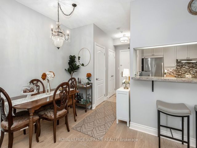 411 - 2 Aberfoyle Cres