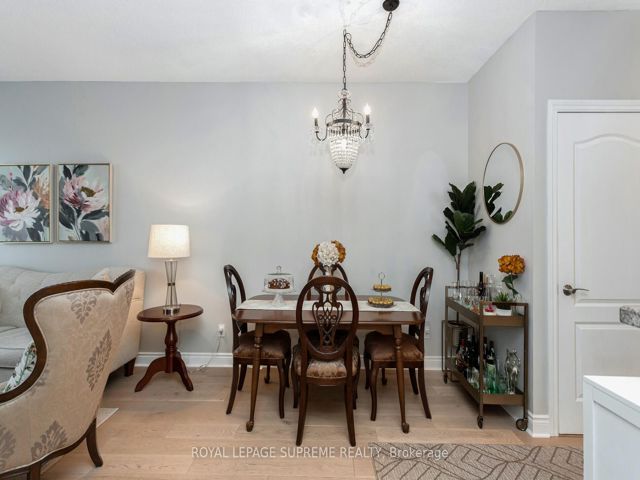 411 - 2 Aberfoyle Cres