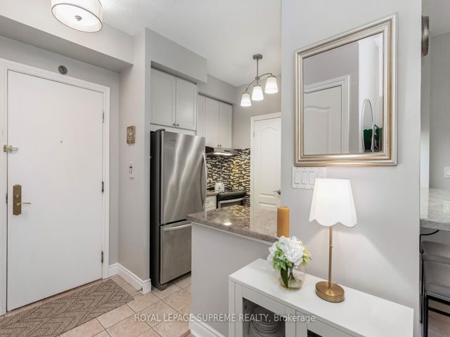 411 - 2 Aberfoyle Cres