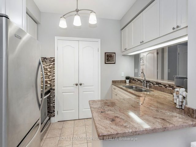 411 - 2 Aberfoyle Cres