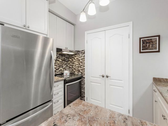 411 - 2 Aberfoyle Cres