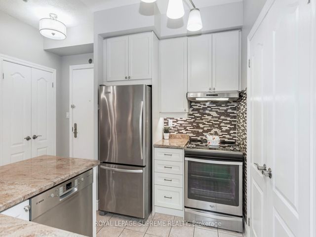 411 - 2 Aberfoyle Cres