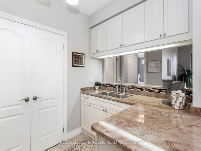 411 - 2 Aberfoyle Cres