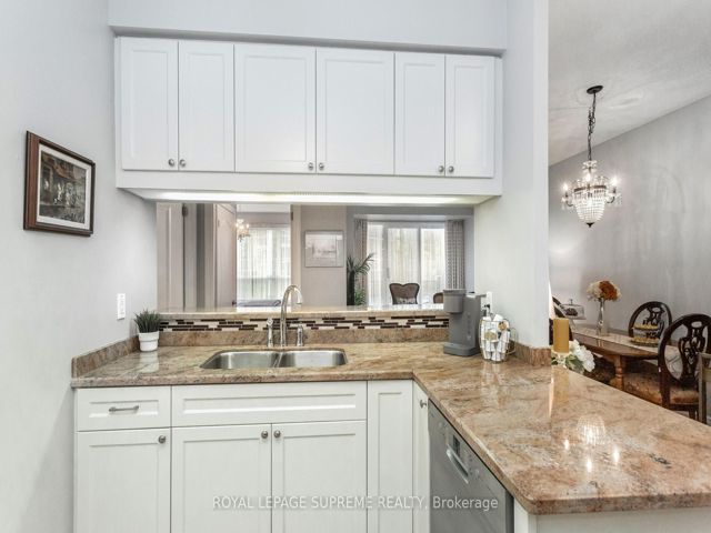 411 - 2 Aberfoyle Cres