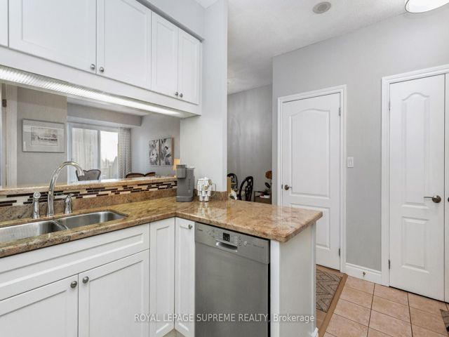 411 - 2 Aberfoyle Cres