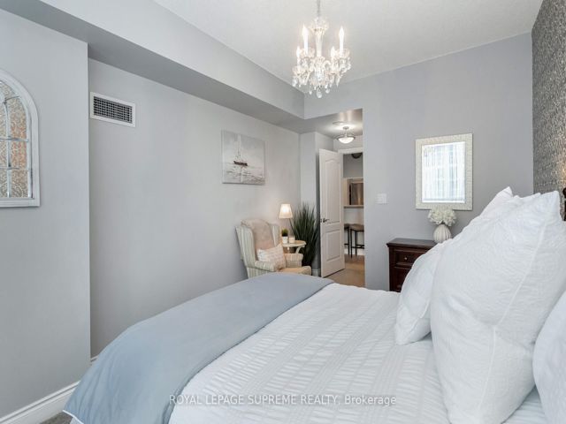 411 - 2 Aberfoyle Cres