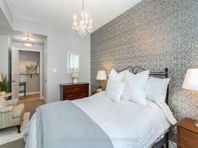 411 - 2 Aberfoyle Cres
