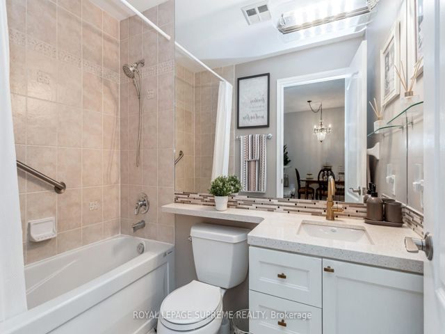 411 - 2 Aberfoyle Cres