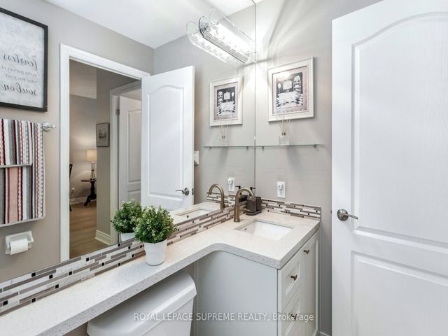 411 - 2 Aberfoyle Cres