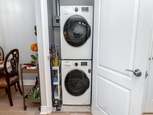 411 - 2 Aberfoyle Cres