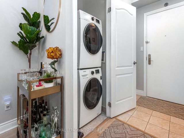 411 - 2 Aberfoyle Cres