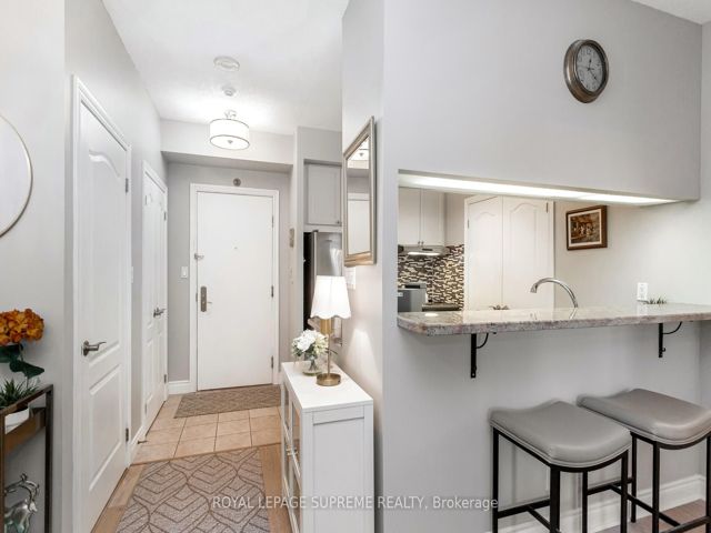 411 - 2 Aberfoyle Cres
