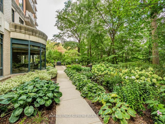 411 - 2 Aberfoyle Cres