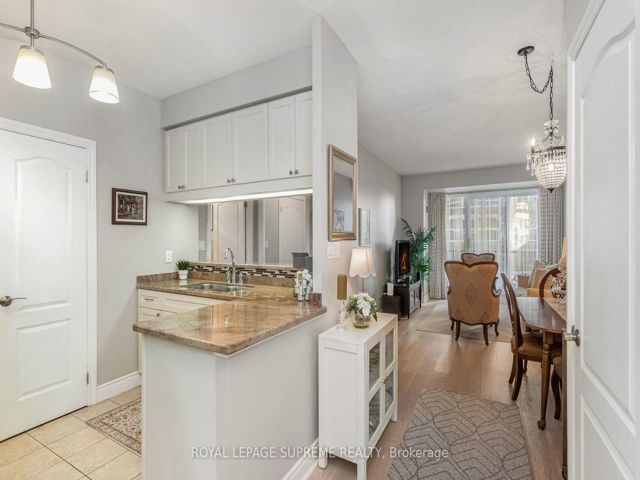 411 - 2 Aberfoyle Cres