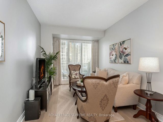 411 - 2 Aberfoyle Cres