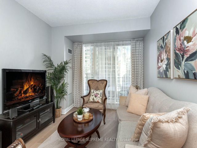411 - 2 Aberfoyle Cres