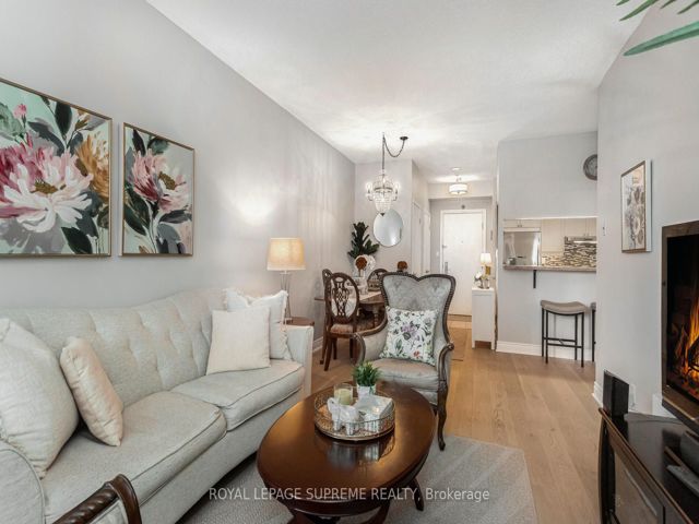 411 - 2 Aberfoyle Cres