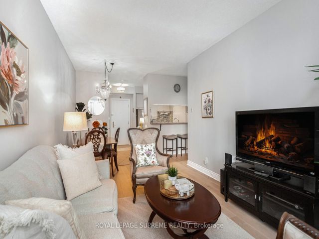 411 - 2 Aberfoyle Cres