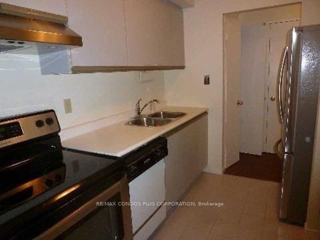 906 - 2261 Lake Shore Blvd W