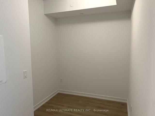 516 - 1195 The Queensway St