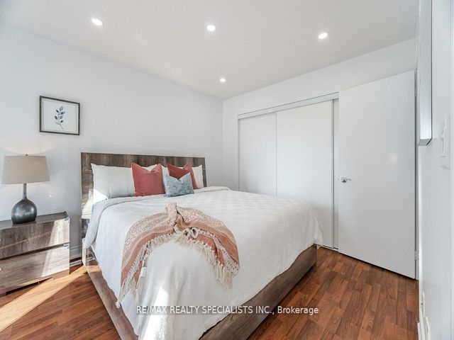 212 - 5 Richgrove Dr
