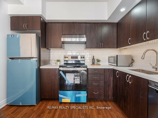 212 - 5 Richgrove Dr