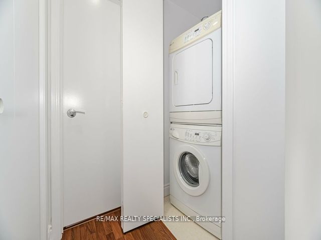 212 - 5 Richgrove Dr