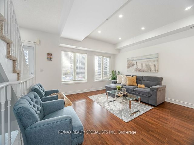 212 - 5 Richgrove Dr