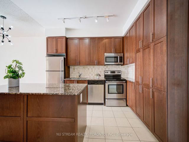 812 - 800 Lawrence Ave W