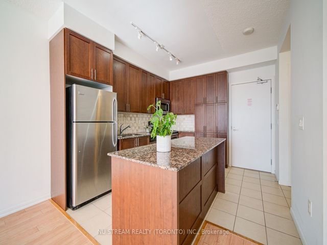 812 - 800 Lawrence Ave W