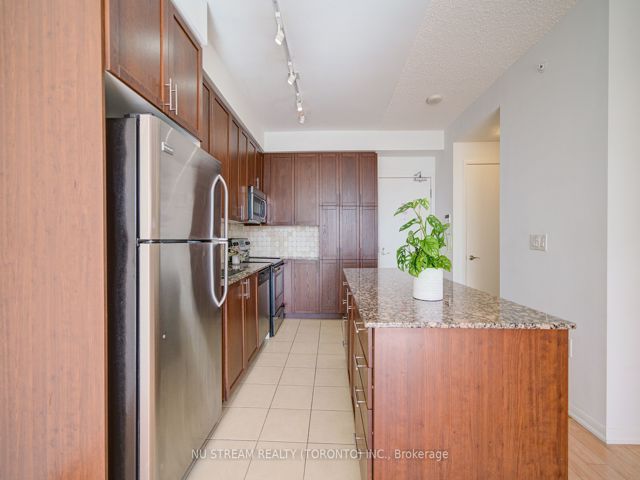 812 - 800 Lawrence Ave W